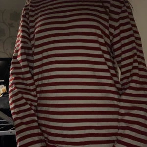 Randig röd tröja storlek S - Jätte fin vit röd randig tröja som tyvärr inte jag tycker om längre. Andvänd ett par gånger och är i väldigt bra skick 
