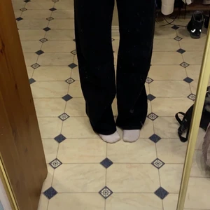 Svarta Wide Jeans från Monki stl 34 - Helt nya byxor har bara provat dem. Lite långa för mig som är 158cm lång. Säljer pga felköp