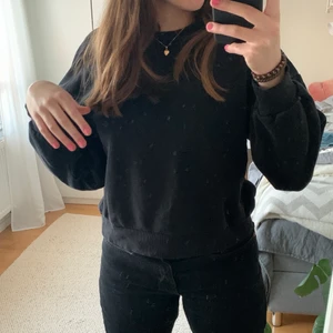 Svart sweatshirt - Mysig svart sweatshirt köpt på Gina! Passar perfekt med jeans och rekomenderas att styla till handledsvärmare nu i vinter⛄️ Kontakta mig vid intresse eller mer info!