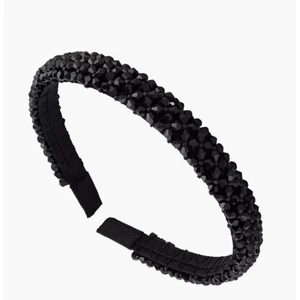 Svart diadem - Säljer det populära diademet! Aldrig kommit till använding då det inte är min stil längre. Köparen står för frakten - 24kr. ⚡️