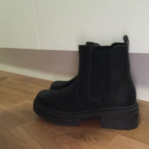 Svarta boots - Hej, jag säljer mina svarta fodrade boots i skinnimitation, st 37. Använda 1-2 gånger så dem är som nya. Väldigt bekväma och perfekt nu till vintern. Köpte för 300kr säljer för 200 + frakt