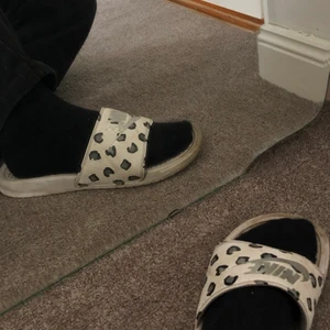 Nike tofflor - Tecken på användning finns men är i övrigt i ok skick. Storlek: 39.