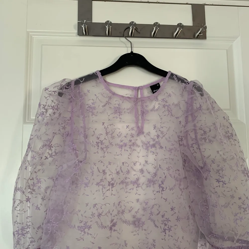 Genomskinlig lila tröja, storlek 38 ifrån Gina Tricot. Blusar.