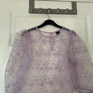 Genomskinlig lila tröja, storlek 38 ifrån Gina Tricot