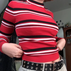 Randig långärmad tröja - Säljer denna jättefina tröja från h&m då den inte längre kommer till användning. Superfin nu till hösten🍂 Bra skick med stretchigt och bekvämt material💕 passar både XS och S, frakt tillkommer