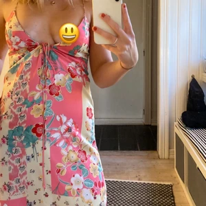 Säljer denna helt nya klänning  - Säljer denna klänning som är helt ny, men var lite liten vid brösten. Jättefin och väldigt skönt material. Säljer den för 150 kr. Pris kan diskuteras Storlek S. Du står för frakten. 