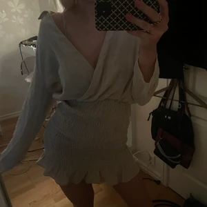 Klänning - Perfekt klänning som passar till allting, passar XS/S och en liten medium då den är strecthig längst ner❣️