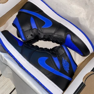 Air Jordan 1 Mid Hyper Royal - Jordans ”Hyper Royal” som är i nyskick. Använda endast 1 gång. Äkta, köpta för 1860kr (box och kvitto finns).