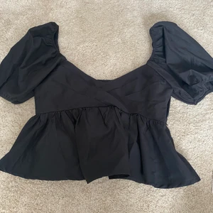 Topp från nakd😍 - Säljer en topp från NA-KD, storlek 36, knappt använd😍