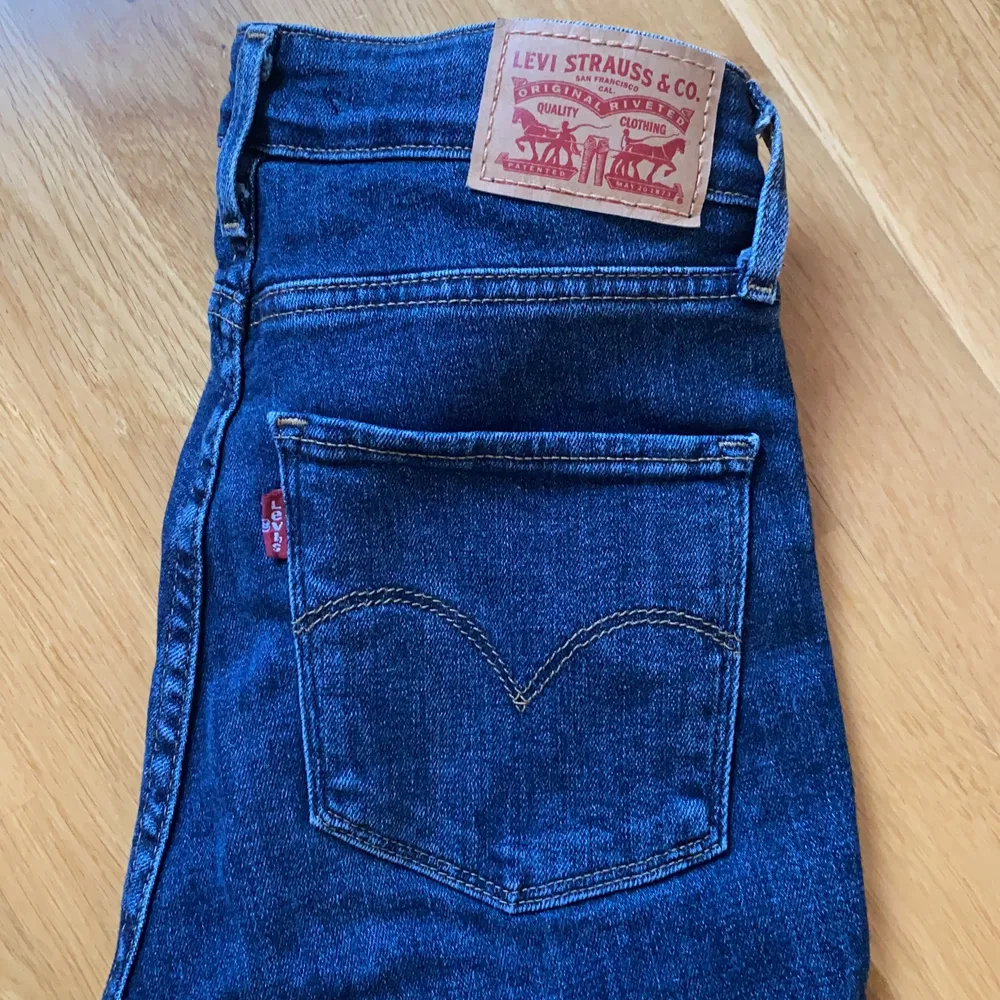 Riktigt sköna mörkblåa jeans från Levis👖 Dom är i riktigt bra skick då dom bara är använda fåtal gånger, säljer dom pga att dom inte kommer till användning, köpta för 999 kr. Jeans & Byxor.