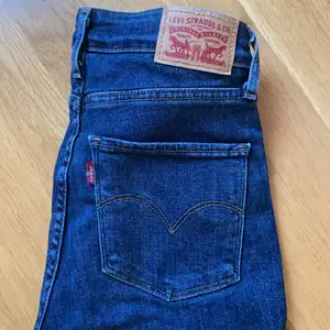Riktigt sköna mörkblåa jeans från Levis👖 Dom är i riktigt bra skick då dom bara är använda fåtal gånger, säljer dom pga att dom inte kommer till användning, köpta för 999 kr