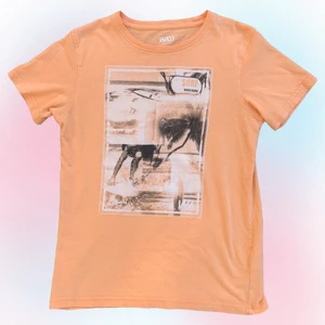 T-shirt - Söt t-shirt med surfprint. Barnstorlek men är så cool och passar bäst en storlek XS-M beroende på önskad fit. Modell är storlek XS. Skriv om funderingar och följ oss på Instagram för att få fri frakt på första köpet 💓