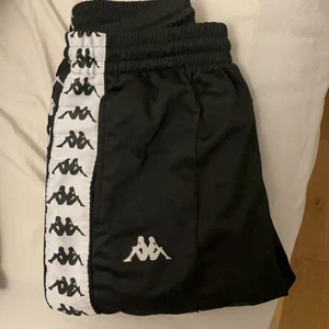 Kappa byxor  - Snygga kappa byxor strl M men passar S också. Säljer dessa eftersom dom är för korta för mig (170cm) dessa skulle nog passa någon som är runt 160-165cm. Bra skick. 