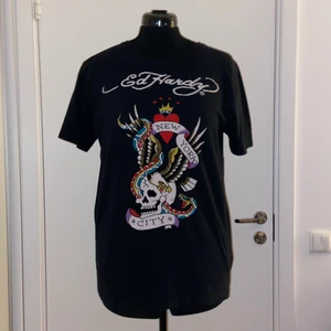2000s Ed Hardy T-Shirt - Svart graphic tee från Ed Hardy
