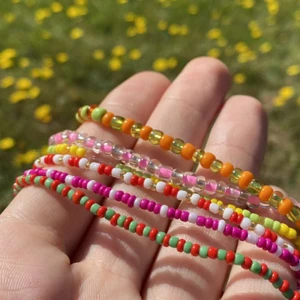 Armband💖 - Säljer massa armband av denna modell! Finns massor av olika färger på pärlor så kombinationerna på bilden är självklart inte alla💞 Du kan också önska de färger du vill ha själv! Vill du ha fler bilder på ett armband så är det bara att fråga.