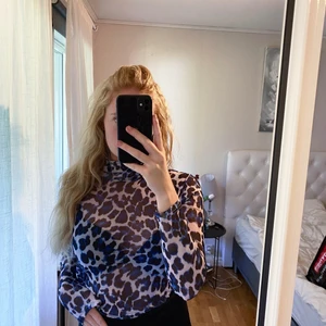 Leopard polotröja  - Superfin polotröja med blått Leopardtröja i ett mesh-liknande tyg. Använd Max 2-3 gånger så kvaliten är så bra den kan bli! 