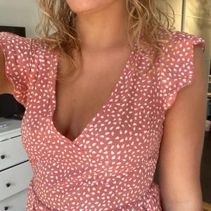 Kort klänning  - Kort klänning från shien, köpt på shien, aldrig använd, påsen finns kvar. För liten i brösten för mig, jätte söt som funkar alla sommardagar 