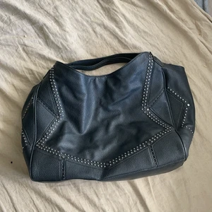 Väska  - Stockholm stil.??😍💓 Jättefin svart väska förra priset var 1100 säljes för 400 hoppas du tycker om det här Plagget .?❤️❤️💓💓