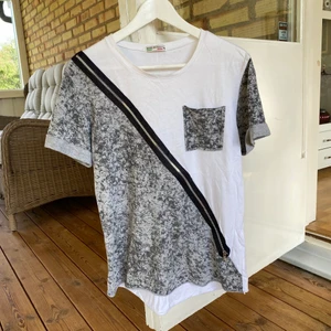 Unik t-shirt med dragkedja - Köpt i Italien, knappt använt. I fint skick. Frakt är 45 kr. Köp nu! 😊