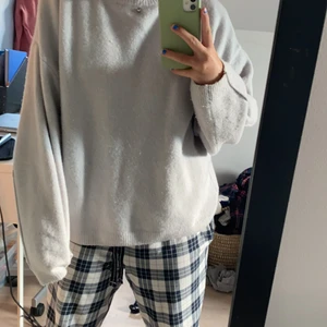 Stickad tröja - Säljer min jättefina stickade tröja från hm! Har nästa aldrig använt den! Den är i storlek S men den är ganska oversize! Frakten ingår.