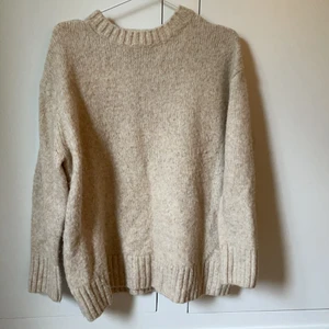 Stickad tröja🤍 - Säljer min så fina stickade tröja ifrån zara!🤍 Säljer då den inte kommer till användning tyvärr,, Nypris 459kr och endast använd 3 gånger🌟 tröjan är i overzised modell och perfekt till hösten! Buda med minst 10kr mellan🤍 köp direkt för 400kr+frakt⭐️