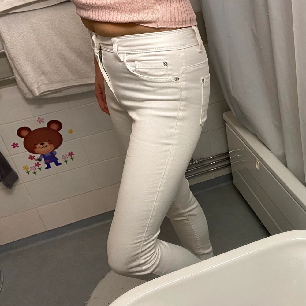 Vita jeans från märker Only, storlek S/30. Oanvända. Stretchiga i tyget. Inte riktigt rättvis passform på bild då de är för små för mig.. Jeans & Byxor.