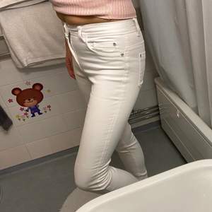Vita jeans från märker Only, storlek S/30. Oanvända. Stretchiga i tyget. Inte riktigt rättvis passform på bild då de är för små för mig.