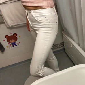 Only vita jeans i storlek S/30 - Vita jeans från märker Only, storlek S/30. Oanvända. Stretchiga i tyget. Inte riktigt rättvis passform på bild då de är för små för mig.
