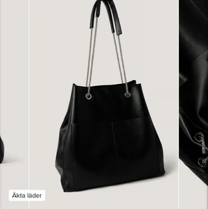 Väska från NAKD - Säljer denna väska från nakd. Nypris: 700kr. Använd fåtal gånger och nyskick! Lånade bilder från Nakd’s hemsida 😊  Köparen står för frakten!