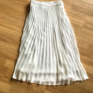 Plisserad kjol - Vit plisserad kjol från hm! Är storlek L men passar några storlekar större och några mindre. 🥰