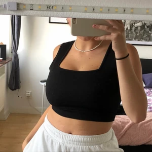 Svart linne - Ett svart knyt linne från Shein i skänt material, den är i storlek S och är väldigt skön att ha på sig