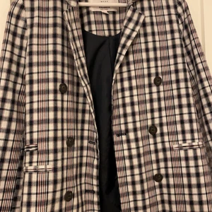 Kavaj - En jätte fin kavaj från pull&bear i storlek 36. Aldrig använd för min del köpte den från en tjej på plick. Köparen står för frakten❤️