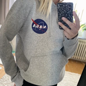 Grå hoodie med NASA tryck  - Grå hoodie från H&M, storlek S men passar även M. Lite oversized. 