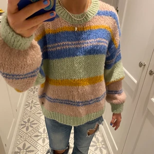 Pull&bear tröja - Säljer denna otroligt snygga tröja från pull&bear. Otroligt skön och den sticks inte! Använd endast 3 gånger så skulle säga helt nyckick 