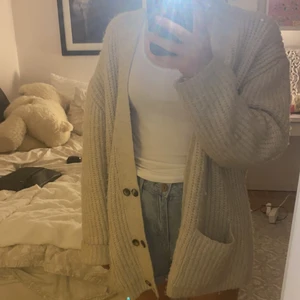 Stickad kofta 💕 - Säljer en fin stickad kofta ifrån zara, tyvärr så har en utav knapparna gått av samt att den är lite nopprig. 💕