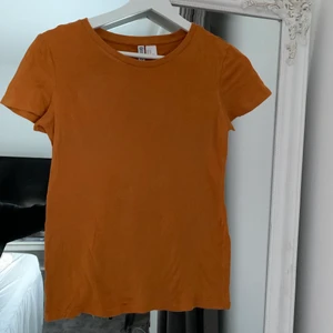 T-shirt  - T-shirt från H&M i storlek xs. I fint skick! Köparen betalar frakt💕