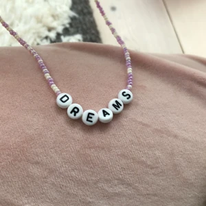 ✨Ett halsband med texten dreams✨ - 35cm omkrets⭐️