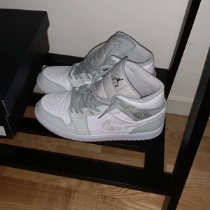 Air Jordan 1 Mid Grey Camo - Ny pris 3250, nyskick på skorna, kartong finns kvar och kvito på mobilen finns