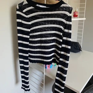Stickad topp i pointelle från zara - Lägger upp denna annonsen igen pga av oseriös köpare! Säljer denna fina toppen från zara i ett stickat material. Jättefint skick, använd några gånger (bra skick)! Om du är intresserad lägg ett bud, minst 10kr mellan varje bud!💗💗💗