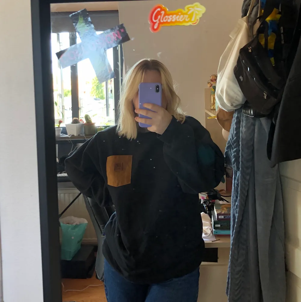 Säljer en skitsnygg, mysig sweatshirt från carhartt. Den är köpt på beyond retro! Så snygg 🖤. Hoodies.