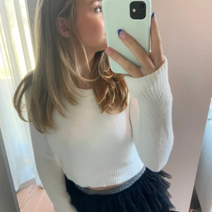 finstickad zara tröja!!💘💘😇😇🙏🏼🙏🏼 - nästan helt oanvänd!!💘💘 Sååå fin till vinter/höst!! Så otroligt mjuk och gosig🙏🏼🙏🏼😫😫 Kommer inte till användning pga att jag har 2 st!!🙏🏼🥰 HÖGSTA BUD: 220kr! BUDGIVNING SLUT KL 19:00 5/9!!