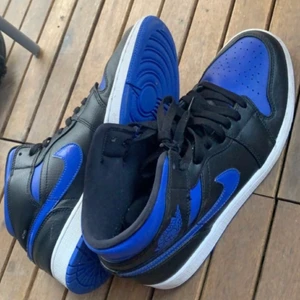 Jordan 1 mid , - Jordan 1 mid storlek 43/44 köpta på Footish i fjol och skicket är 8/10