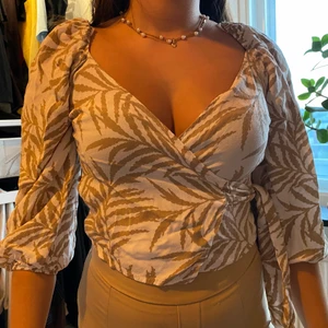 Tröja från ginatricot - En mönstrad tröja med snörning, använd väldigt sällan, fortfarande jätte bra skick. Den har även en snörning och den är i storlek 34