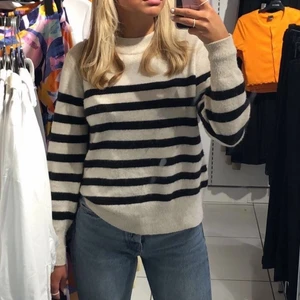 Randning stickad tröja - Säljer min slutsålda stickade tröja från hm i storlek S pga att den inte kommer till användning! 