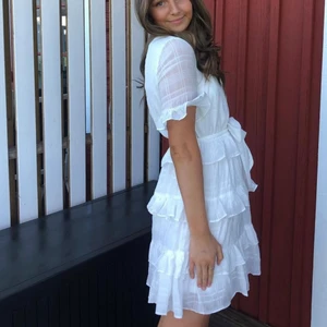 Söt klänning - Söt klänning från Dennis maglic, endast använd vid ett tillfälle!