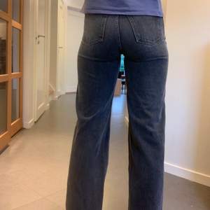 Jätte fina Monki jeans som tyvärr blivit för små för mig. Jag är 170 cm och de går ner över skorna. Modell Yoko storlek 24. Rensar ut många jeans som inte längre passar så kolla in mina andra annonser 