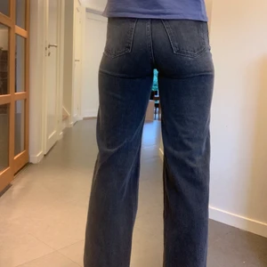 Grå Jeans - Jätte fina Monki jeans som tyvärr blivit för små för mig. Jag är 170 cm och de går ner över skorna. Modell Yoko storlek 24. Rensar ut många jeans som inte längre passar så kolla in mina andra annonser 