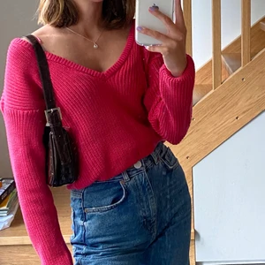 Stickad tröja  - Säljer denna rosa v-ringade tröja, super fin modell. Kommer dock inte till användning längre. Tveka inte att höra av er med frågor💕