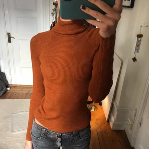 Polotröja - Orangebrun polotröja. Aldrig använd! Nypris 300, från cubus.