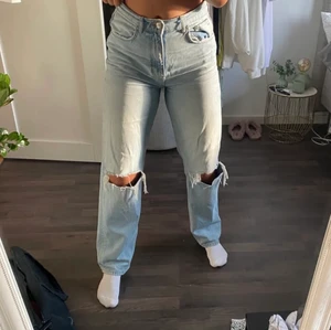 Jeans - (första bilden är lånad) Säljer dessa snygga jeans från Gina tricot i stl 34. Frakt tillkommer🥰